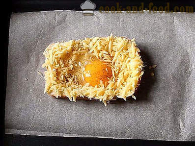 Hot sendvič s vajcom a syrom v rúre na raňajky