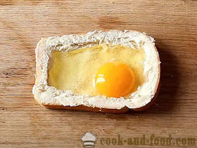 Hot sendvič s vajcom a syrom v rúre na raňajky