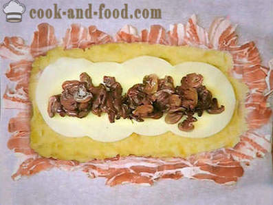 Zemiakový koláč so slaninou s hubami a syrom v rúre