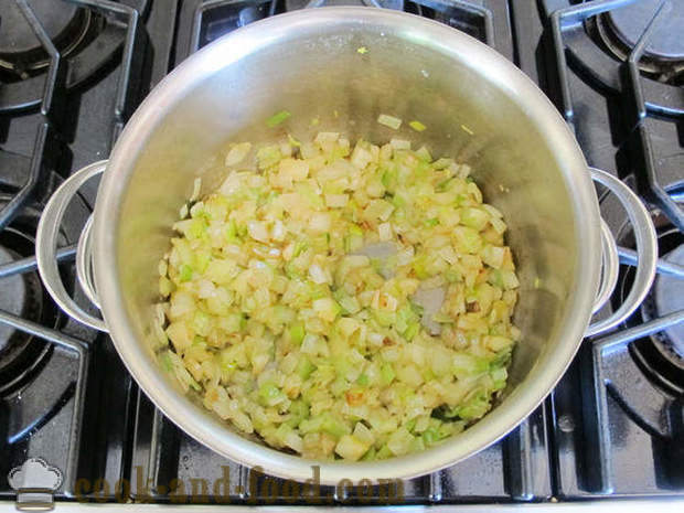 Paradajková polievka s cícerom a zeleninou