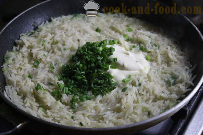 Delicious drobiť ryža ozdobíme kyslou smotanou a bylinkami - ako variť lahodný príkrm ryža, krok za krokom recept fotografiách