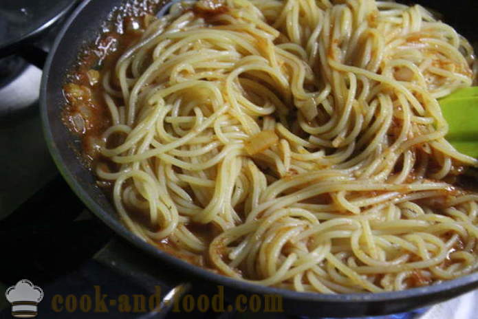 Špagety s tuniakom konzerv v paradajkovej-smotanovou omáčkou - a to ako lahodný variť špagety, krok za krokom recept fotografiách