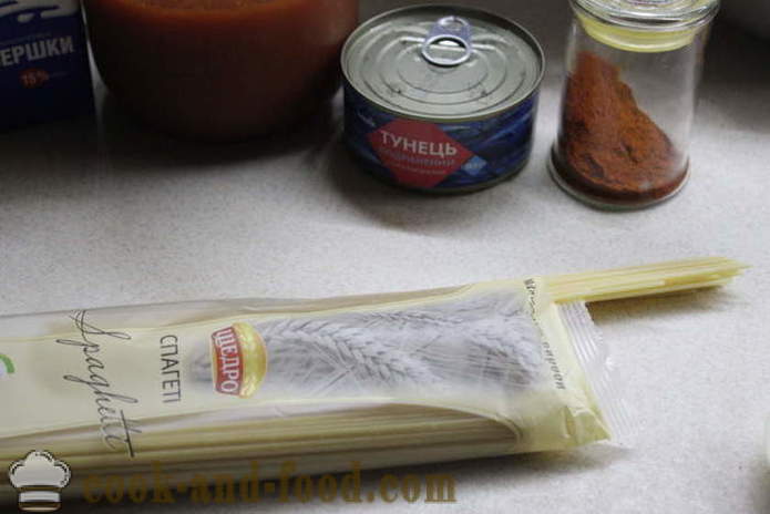 Špagety s tuniakom konzerv v paradajkovej-smotanovou omáčkou - a to ako lahodný variť špagety, krok za krokom recept fotografiách