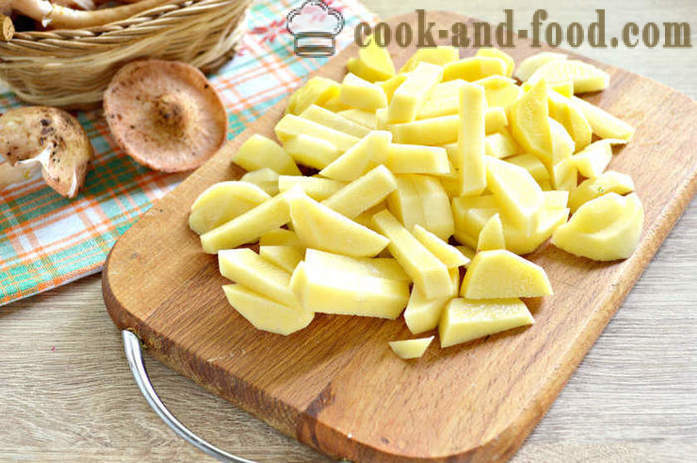 Čerstvé huby vyprážané zemiaky - ako smažiť huby so zemiakmi na panvici, krok za krokom recept fotografiách