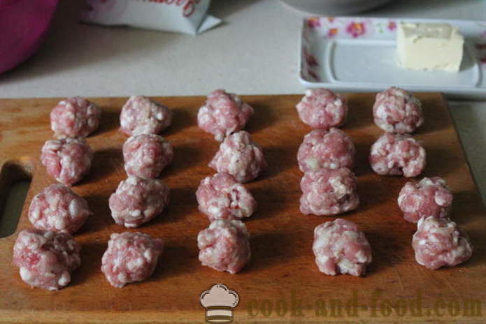 Guľôčky z bravčového mäsa s hubami a smotanovou omáčkou - Ako pripraviť mäsové guľôčky z mletého mäsa a húb, krok za krokom recept fotografiách