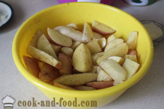 Mladí zemiaky v hrnci s klobásou a zeleniny - ako variť pečené v rúre mladých zemiakov, krok za krokom recept fotografiách