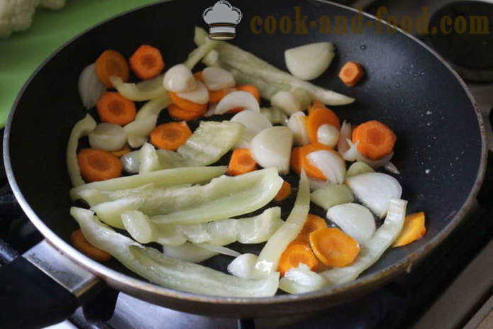 Mladí zemiaky v hrnci s klobásou a zeleniny - ako variť pečené v rúre mladých zemiakov, krok za krokom recept fotografiách