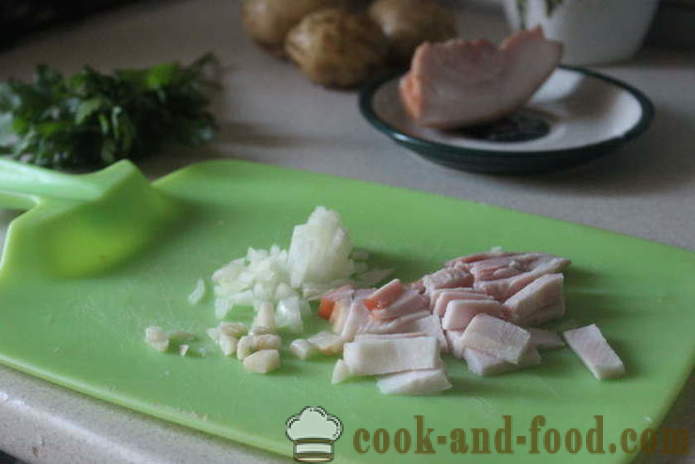 Chutné zemiaky s cesnakom a slaninou - ako variť lahodný nové zemiaky, krok za krokom recept fotografiách