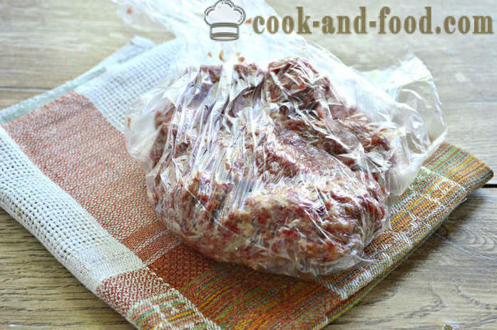 Šťavnaté mäsové placky s strúhaných surových zemiakov - Ako sa robí karbonátky z mletého hovädzieho mäsa so zemiakmi, krok za krokom recept fotografiách
