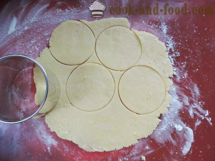 Krehké sušienky s jahodami v rúre - ako sa pečie pečiva plnené jahodami, krok za krokom recept fotografiách
