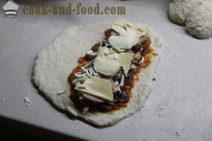Pizza calzone s kuracím mäsom doma - ako sa robí cestovinami domov, krok za krokom recept fotografiách