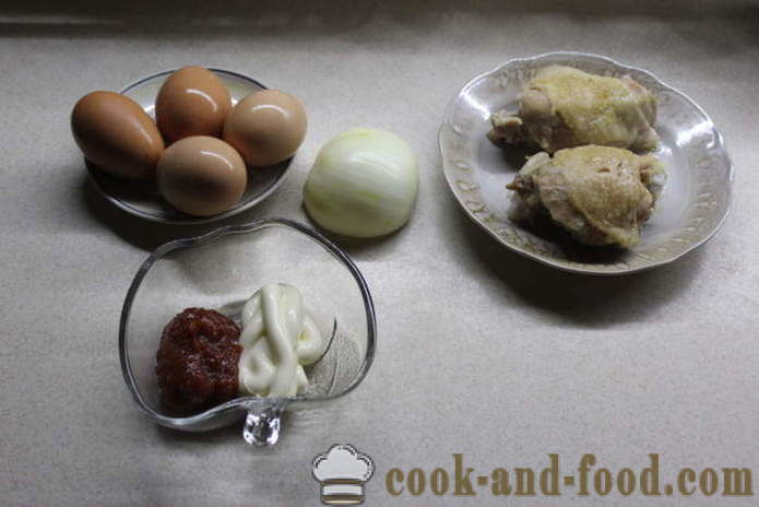Vrstvený šalát s kuracím mäsom a nakladanými cibuľkami - Ako pripraviť šalát s nakladanou cibuľou a kura s krok za krokom recept fotografiách