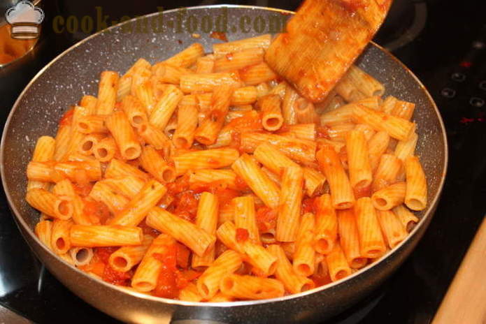 Italian ziti jedlo - rovnako ako cestoviny pečieme v rúre so syrom, paradajkami a šunkou, krok za krokom recept fotografiách