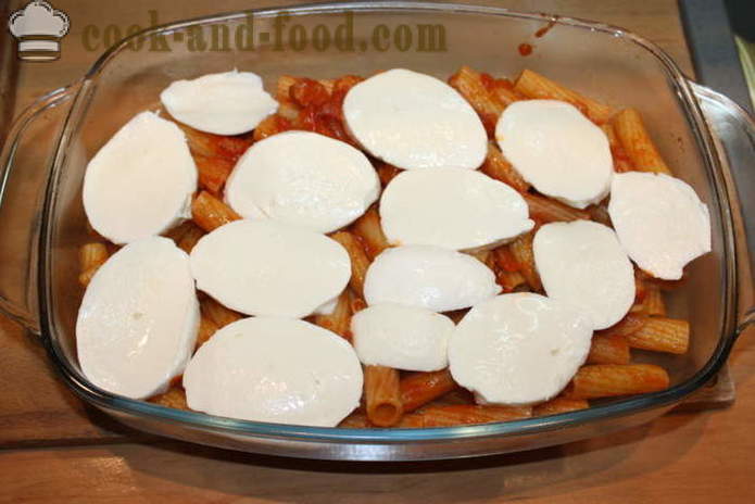Italian ziti jedlo - rovnako ako cestoviny pečieme v rúre so syrom, paradajkami a šunkou, krok za krokom recept fotografiách