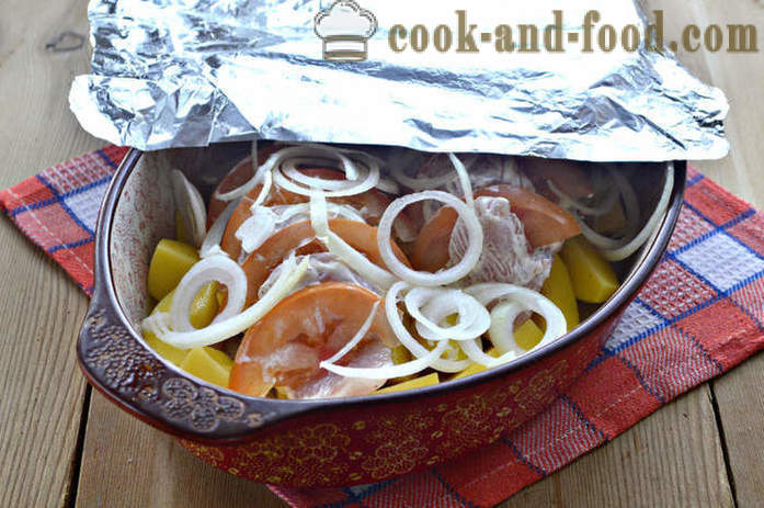 Zapečené zemiaky s kuracím mäsom a paradajkami - ako sa pečie kurča v rúre so zemiakmi, krok za krokom recept fotografiách