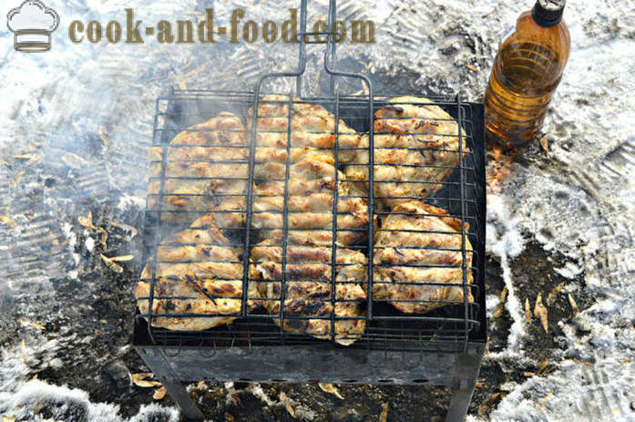 Lahodné grilované kuracie stehná na grile na drevené uhlie - ako variť grilovanie kurča na grile na grile, krok za krokom recept fotografiách