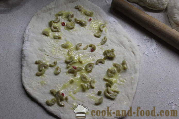 Pečený kvasnice chleba s olivami a papriky - ako sa pečie taliansky chlieb v rúre, s krok za krokom recept fotografiách