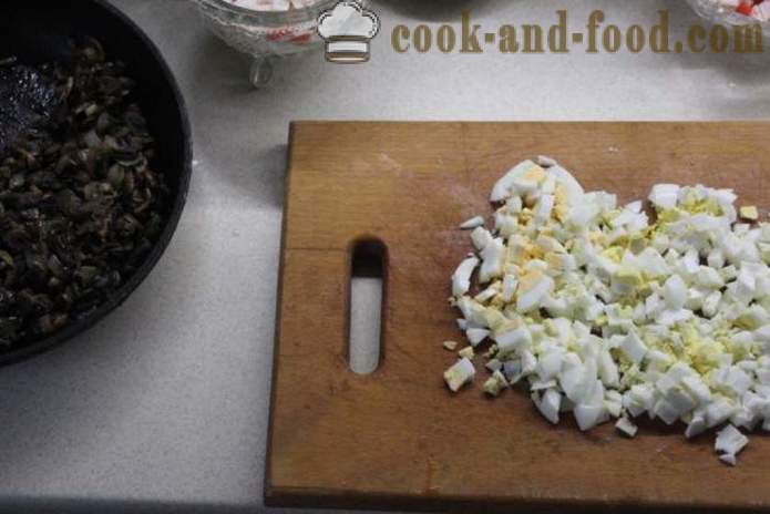 Layered krabie šalát s ryžou a hubami - ako variť krabie šalát s ryžou a hubami, krok za krokom recept fotografiách