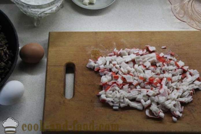Layered krabie šalát s ryžou a hubami - ako variť krabie šalát s ryžou a hubami, krok za krokom recept fotografiách