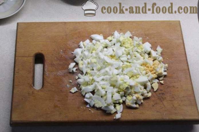 Vrstvený šalát s hubami, prsníka a ananásu - Ako sa robí ananás šalát s kuracím mäsom, krok za krokom recept fotografiách