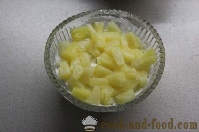 Vrstvený šalát s hubami, prsníka a ananásu - Ako sa robí ananás šalát s kuracím mäsom, krok za krokom recept fotografiách