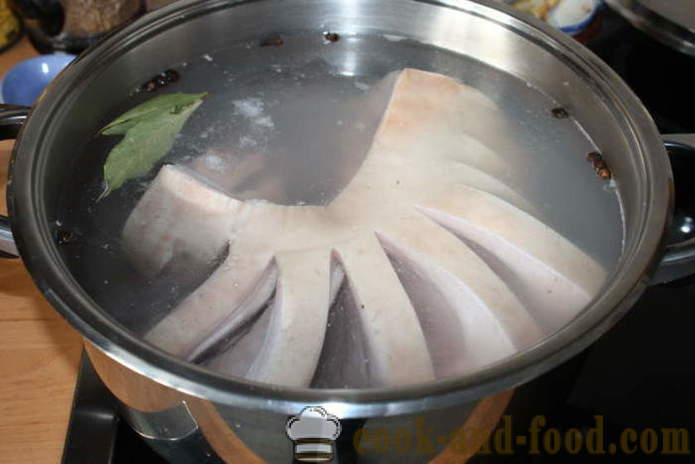 Pečená bravčová rebierka so zemiakmi v rúre - napríklad pečené zemiaky so slaninou, krok za krokom recept fotografiách