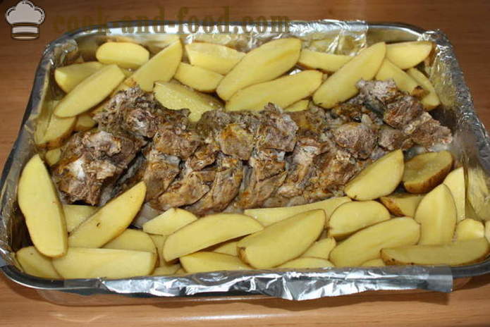 Pečená bravčová rebierka so zemiakmi v rúre - napríklad pečené zemiaky so slaninou, krok za krokom recept fotografiách