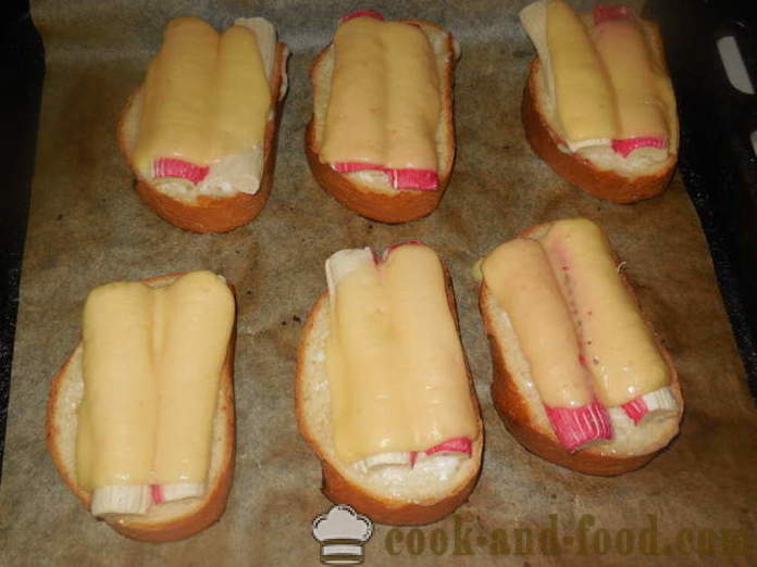 Horúce sendviče so syrom a krabie tyčinky - Ako sa robí teplé sendviče v rúre, s krok za krokom recept fotografiách