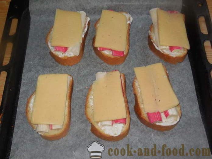 Horúce sendviče so syrom a krabie tyčinky - Ako sa robí teplé sendviče v rúre, s krok za krokom recept fotografiách