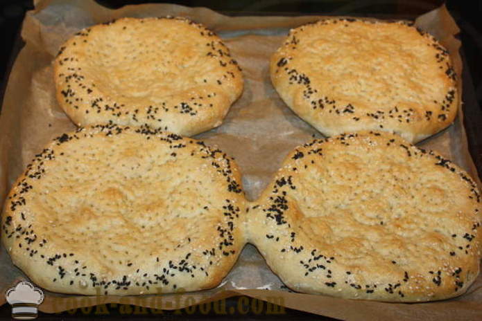 Kvasnice tortu v rúre patyr - ako variť uzbeckou chleba doma, krok za krokom recept fotografiách