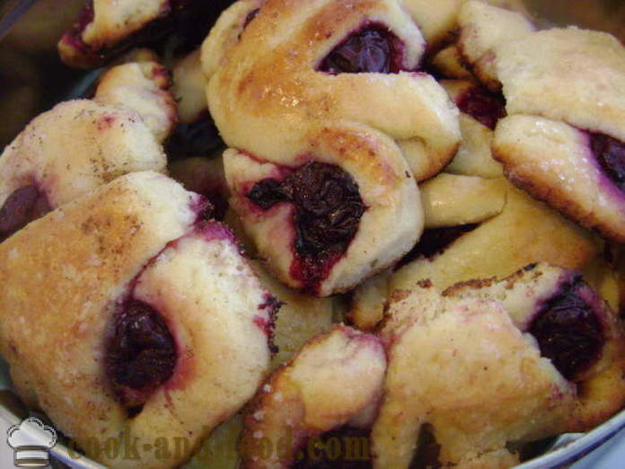 Cherry bagely z testu tvaroh - ako variť bagely s višňami, krok za krokom recept fotografiách