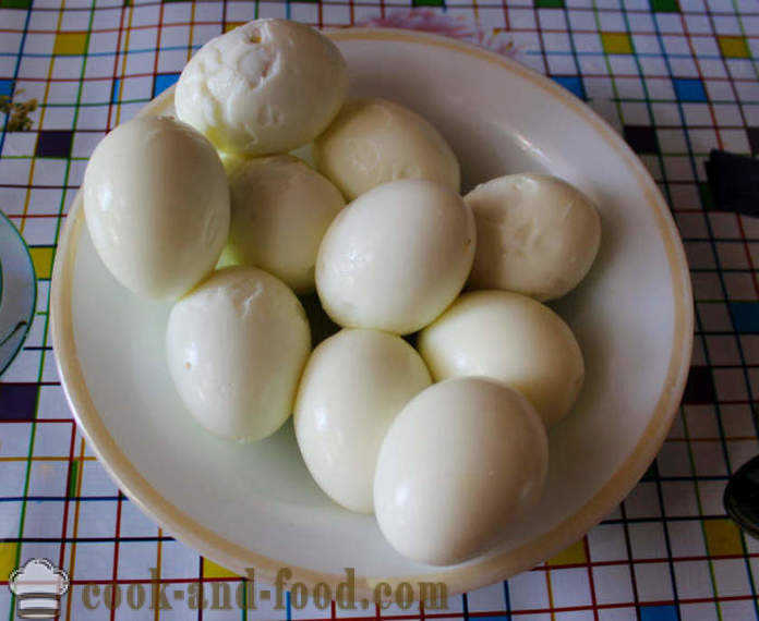 Plnená vaječný žĺtok a sardiniek tak, aby plnená vajcia s konzervami, krok za krokom recept fotografiách
