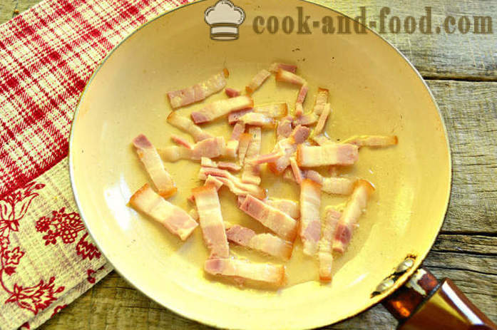 Pečené zemiaky so slaninou - ako dusené mäso zemiaky na panvici, krok za krokom recept fotografiách