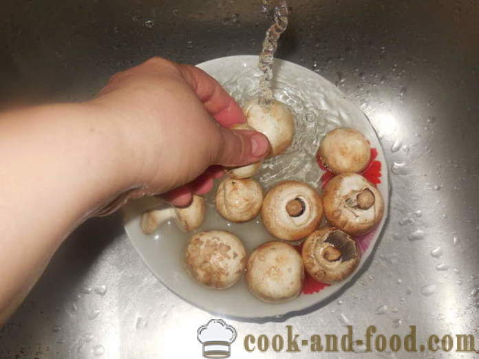 Dusené huby na smotane na panvici - ako variť huby v kyslou smotanou, krok za krokom recept fotografiách