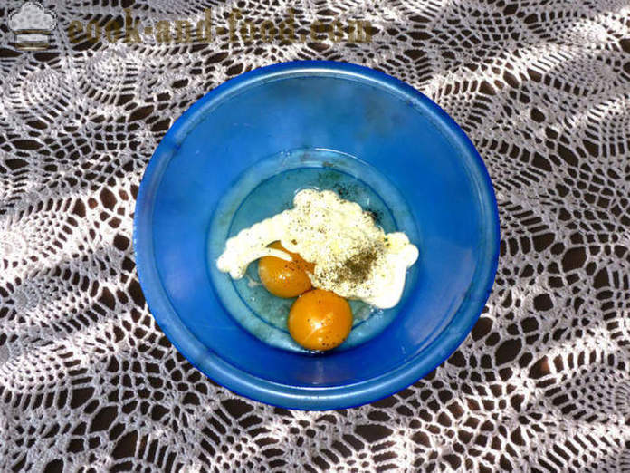 Šalát s miešanými vajciami a klobásou a kyslou smotanou - Ako pripraviť šalát s omeleta, krok za krokom recept fotografiách