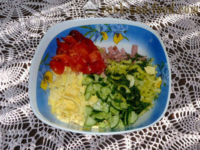 Šalát s miešanými vajciami a klobásou a kyslou smotanou - Ako pripraviť šalát s omeleta, krok za krokom recept fotografiách