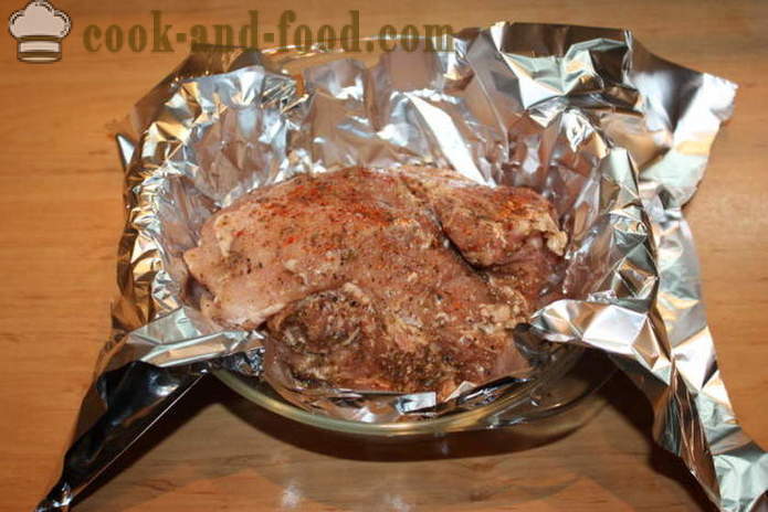 Bravčové mäso vo fólii, pečené v rúre s granátového jablka omáčkou - ako sa pečie bravčové mäso, ktoré bolo šťavnaté, sa krok za krokom recept fotografiách