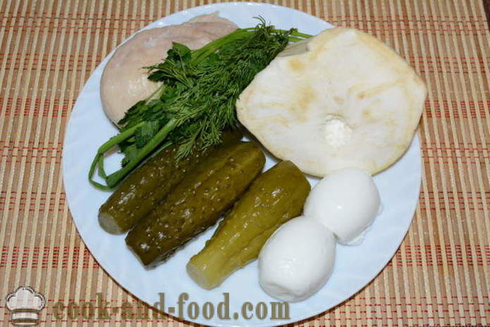 Zeler šalát s kuracím mäsom, vajcom, uhorkou a majonézou - ako pripraviť šalát z zeler, krok za krokom recept fotografiách