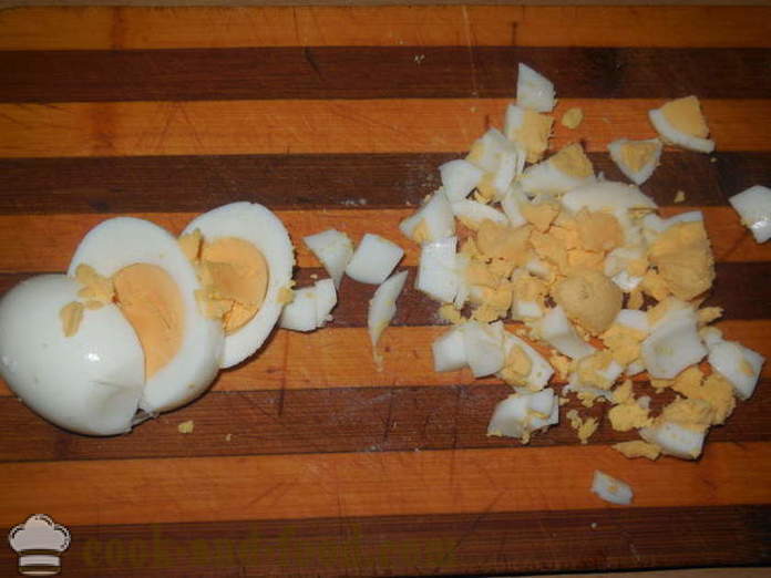 Jarný šalát s divokým cesnakom s vajcom, uhorkou a paprikou - ako variť správne šalát z čerstvého cesnaku, krok za krokom recept fotografiách