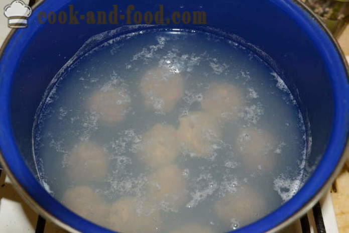 Zemiaková polievka s mrazené karbonátky a nakladaných uhoriek - ako variť zemiakovú polievku s mäsovými guľkami, sa krok za krokom recept fotografiách