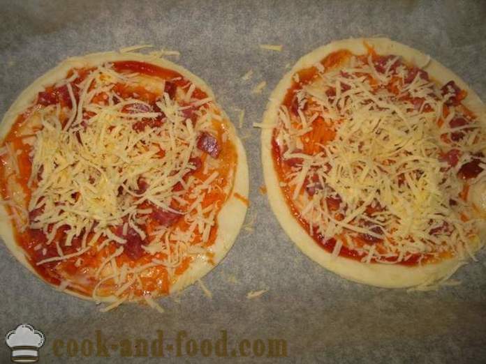 Mini pizza z lístkového cesta s klobásou a syrom - Ako vyrobiť mini-pizza z lístkového cesta, sa krok za krokom recept fotografiách