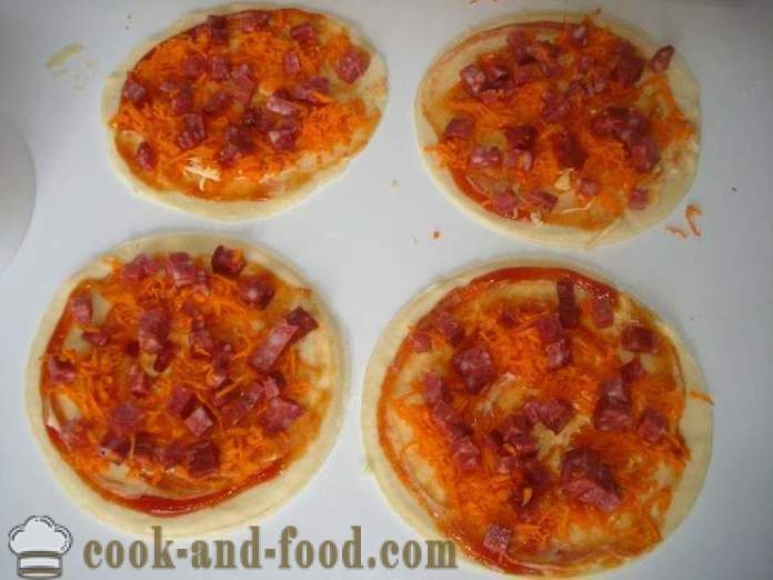Mini pizza z lístkového cesta s klobásou a syrom - Ako vyrobiť mini-pizza z lístkového cesta, sa krok za krokom recept fotografiách