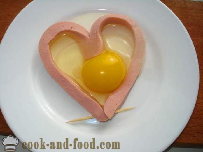 Miešané vajíčka v centre s párkom - ako urobiť praženicu v tvare srdca v mikrovlnnej rúre, krok za krokom recept fotografiách