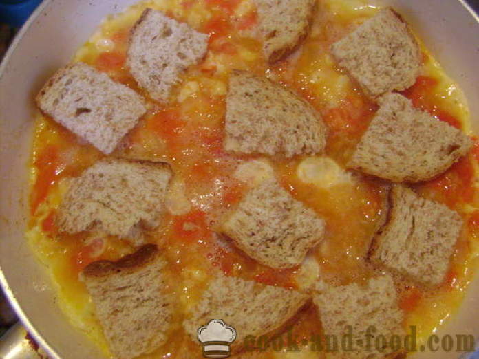 Miešaná taliansky - ako variť praženicu s paradajkami, syrom a chlebom, sa krok za krokom recept fotografiách