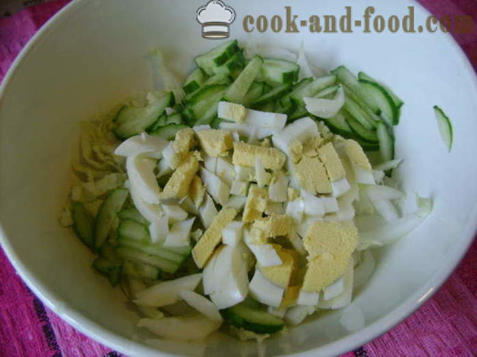 Šalát s čínskej kapusty, uhorky, vajcia a zelenej cibule - ako variť lahodný šalát z čínskej kapusty, krok za krokom recept fotografiách