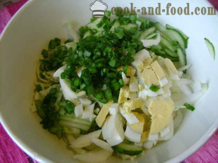 Šalát s čínskej kapusty, uhorky, vajcia a zelenej cibule - ako variť lahodný šalát z čínskej kapusty, krok za krokom recept fotografiách