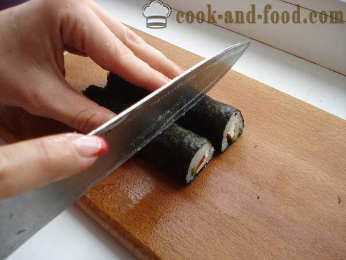 Sushi s krabie tyčinky a uhoriek - ako robiť sushi s krabie tyčinky doma krok za krokom recept fotografiách