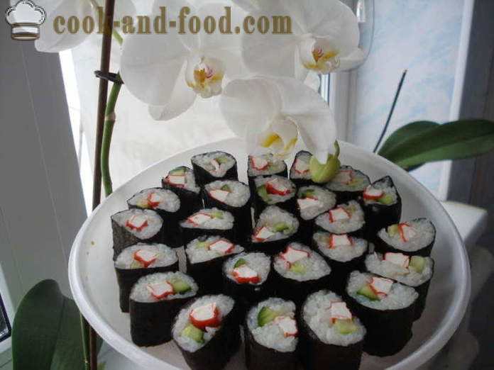 Sushi s krabie tyčinky a uhoriek - ako robiť sushi s krabie tyčinky doma krok za krokom recept fotografiách