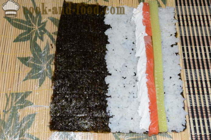 Sushi s červeným rýb, syrov a uhoriek - ako sa valí doma krok za krokom recept fotografiách