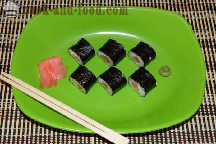 Sushi s červeným rýb, syrov a uhoriek - ako sa valí doma krok za krokom recept fotografiách